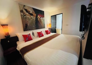 XXL Suite Room | Frigobar, cofres nos quartos, espaço de trabalho para notebook