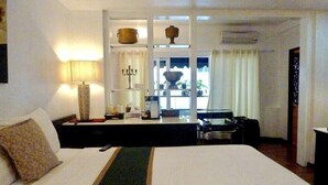 Jacuzzi Suite Room | 미니바, 객실 내 금고, 노트북 작업 공간, 암막 커튼