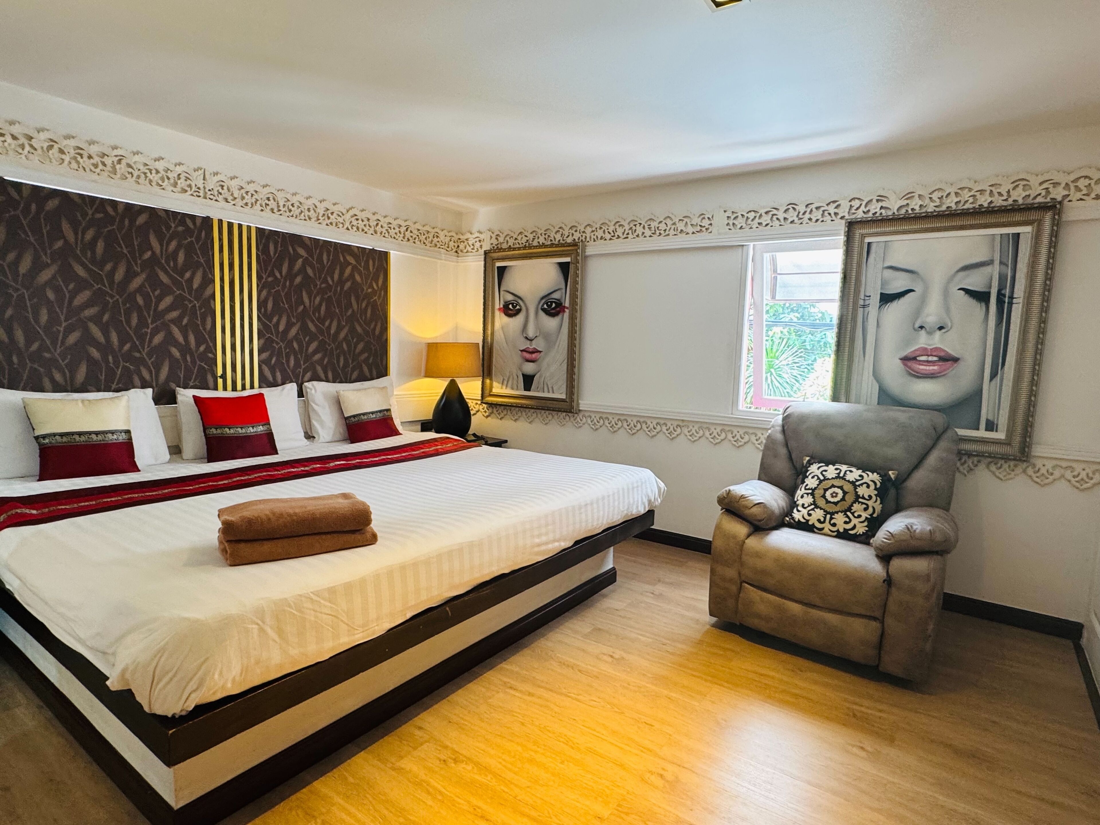 Executive Deluxe Room | Minibar, in-room safe, laptop workspace, blackout curtains