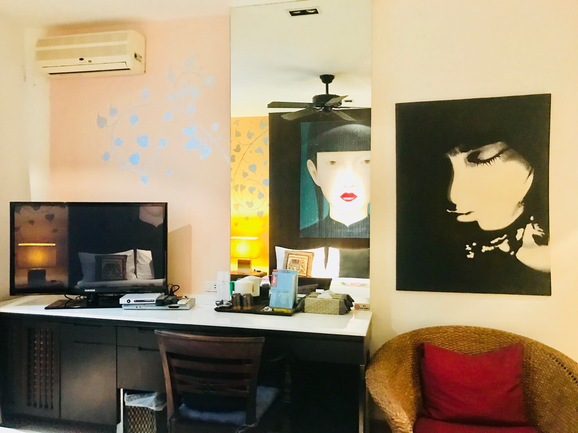 executive deluxe room | minibar, in-room safe, laptop workspace, blackout curtains