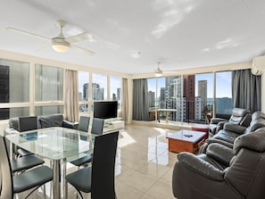Superior-Apartment, 3 Schlafzimmer, barrierefrei, Meerblick | Wohnbereich | Fernseher