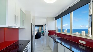 Una cocina moderna con vistas al océano y edificios altos.