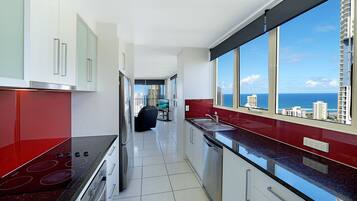 Executive Apartment, 3 Bedrooms, Ocean View | Private kitchen