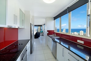 Executive-Apartment, 3 Schlafzimmer, Meerblick | Eigene Küche | Großer Kühlschrank, Mikrowelle, Ofen, Herdplatte