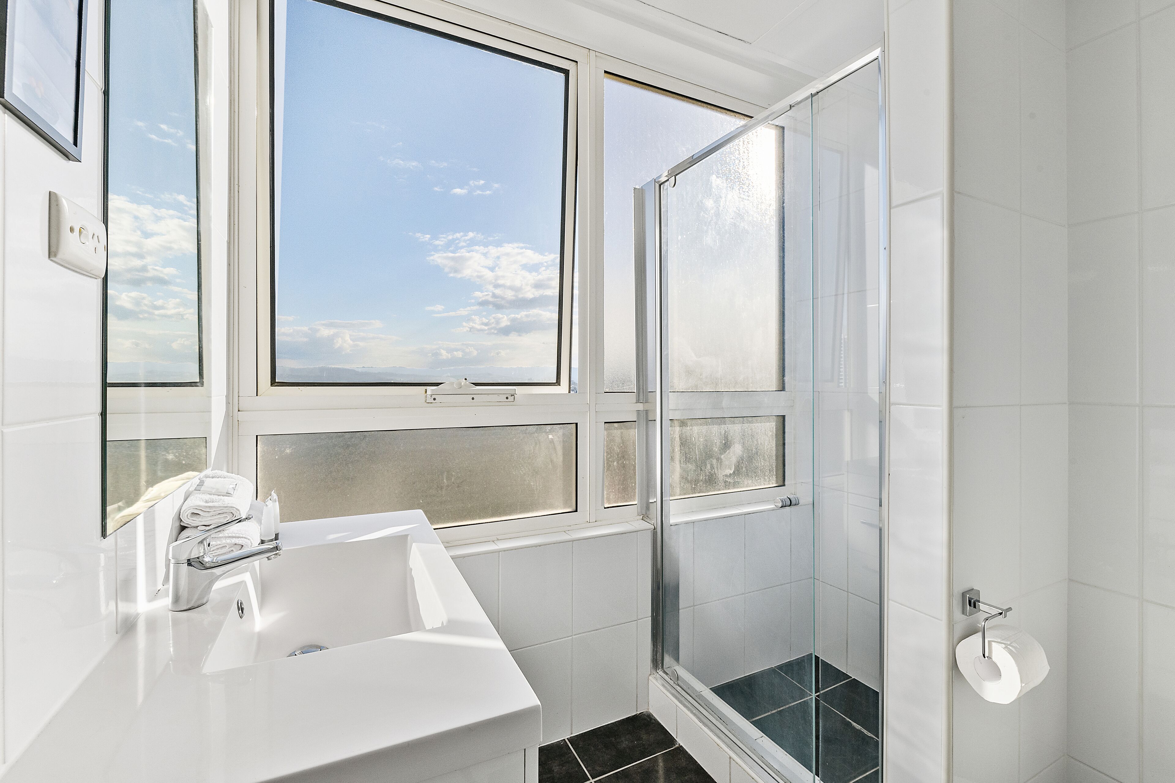 Superior-Apartment, 3 Schlafzimmer, barrierefrei, Meerblick | Badezimmer | Badewanne und Dusche (separat), Regendusche, kostenlose Toilettenartikel