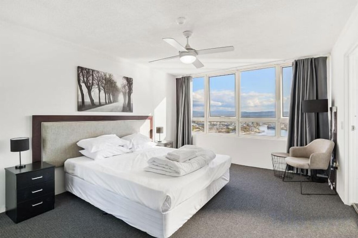 Premium bedding, iron/ironing board, free WiFi, bed sheets