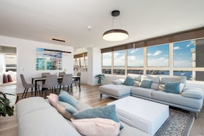 Premium-Apartment, 3 Schlafzimmer, Meerblick | Wohnbereich | Fernseher