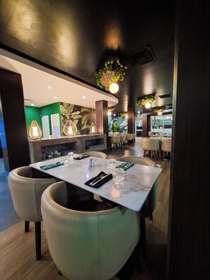 Breakfast, lunch, dinner served; Asian cuisine, sea views  - Gazelle International Hotel (Kokopo)