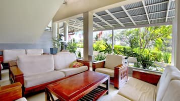 تلفزيون بشاشة مسطحة