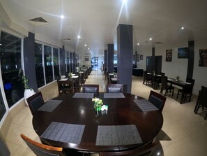 Serveert ontbijt, lunch, Aziatische gerechten, uitzicht op de zee