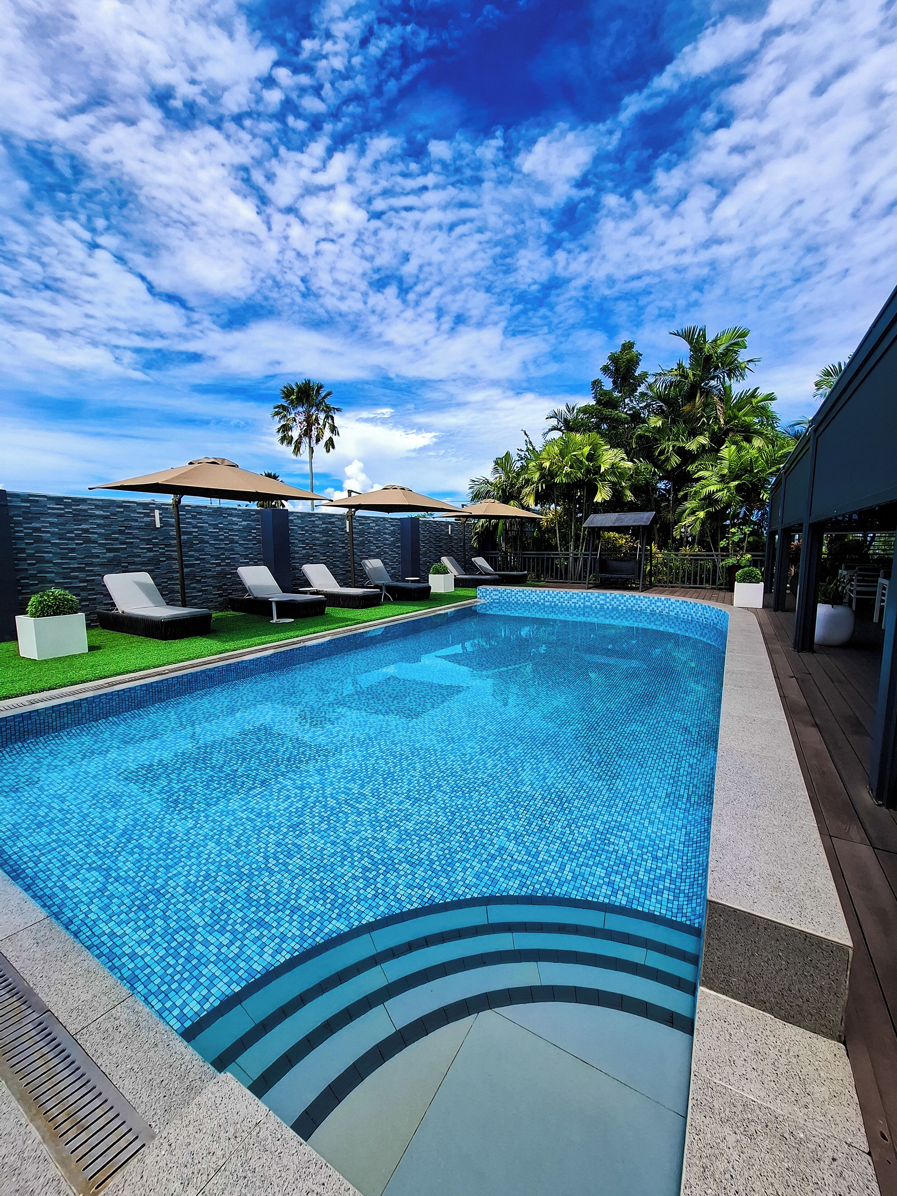 Utomhuspool och solstolar