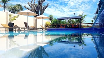Piscina externa, espreguiçadeiras