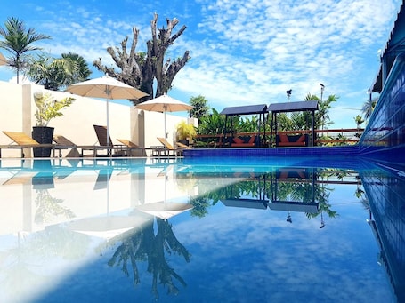 Piscina externa, espreguiƧadeiras