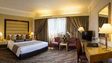 Minibar, caja de seguridad en la habitación y muebles diferentes