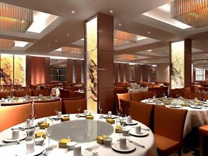 3 か所のレストラン、朝食、ランチ、ディナーに営業 (アジア料理)