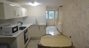 Full-size fridge, microwave, stovetop, coffee/tea maker - Beaconsfield Apartments (London)