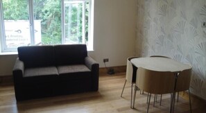 تلفزيون بشاشة مسطحة