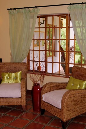 Superior-Doppel- oder -Zweibettzimmer, Kochnische, Poolblick | Wohnbereich | 32-Zoll-Flachbildfernseher mit Digitalempfang, Fernseher, Netflix