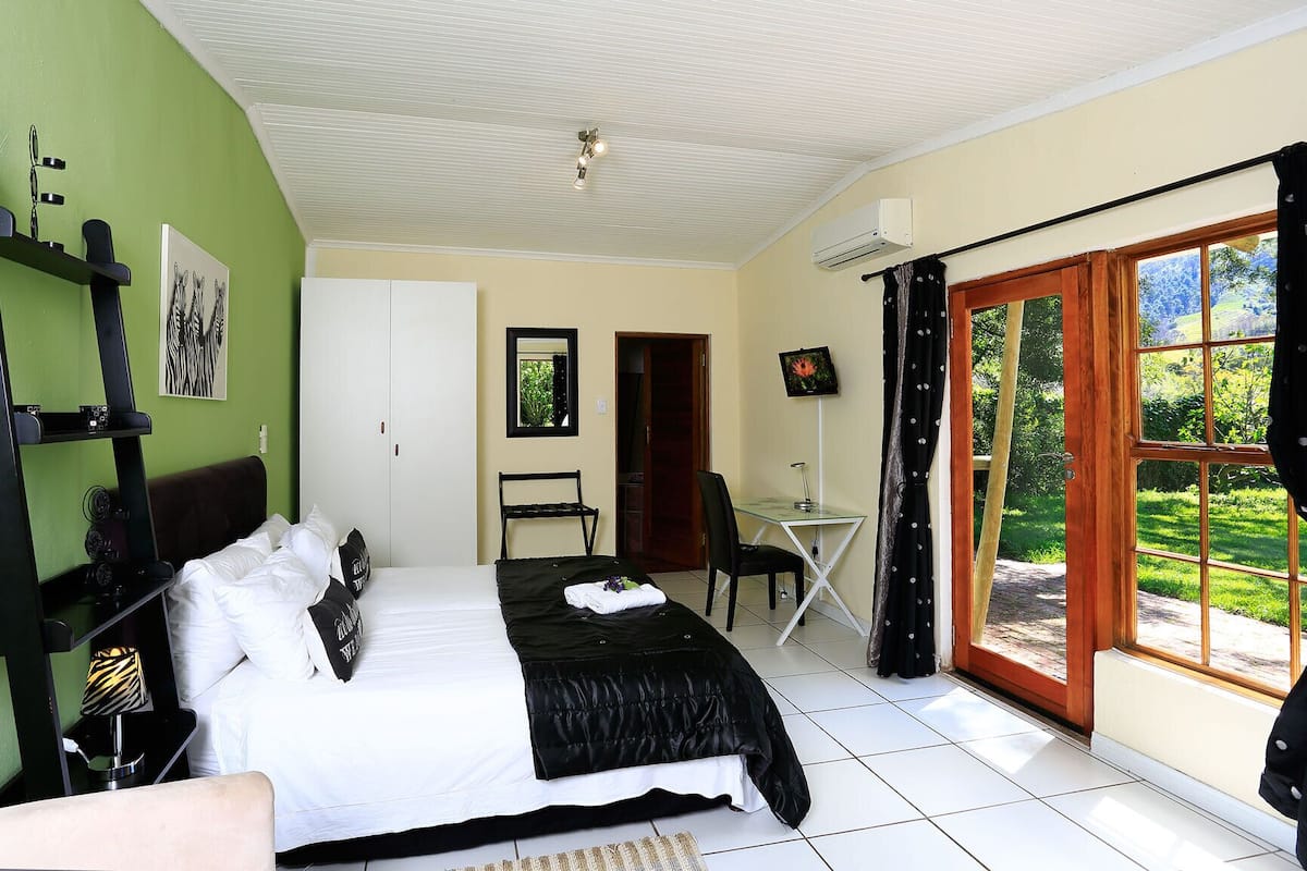 Une chambre à coucher comprenant un lit, un bureau, une chaise et une armoire.