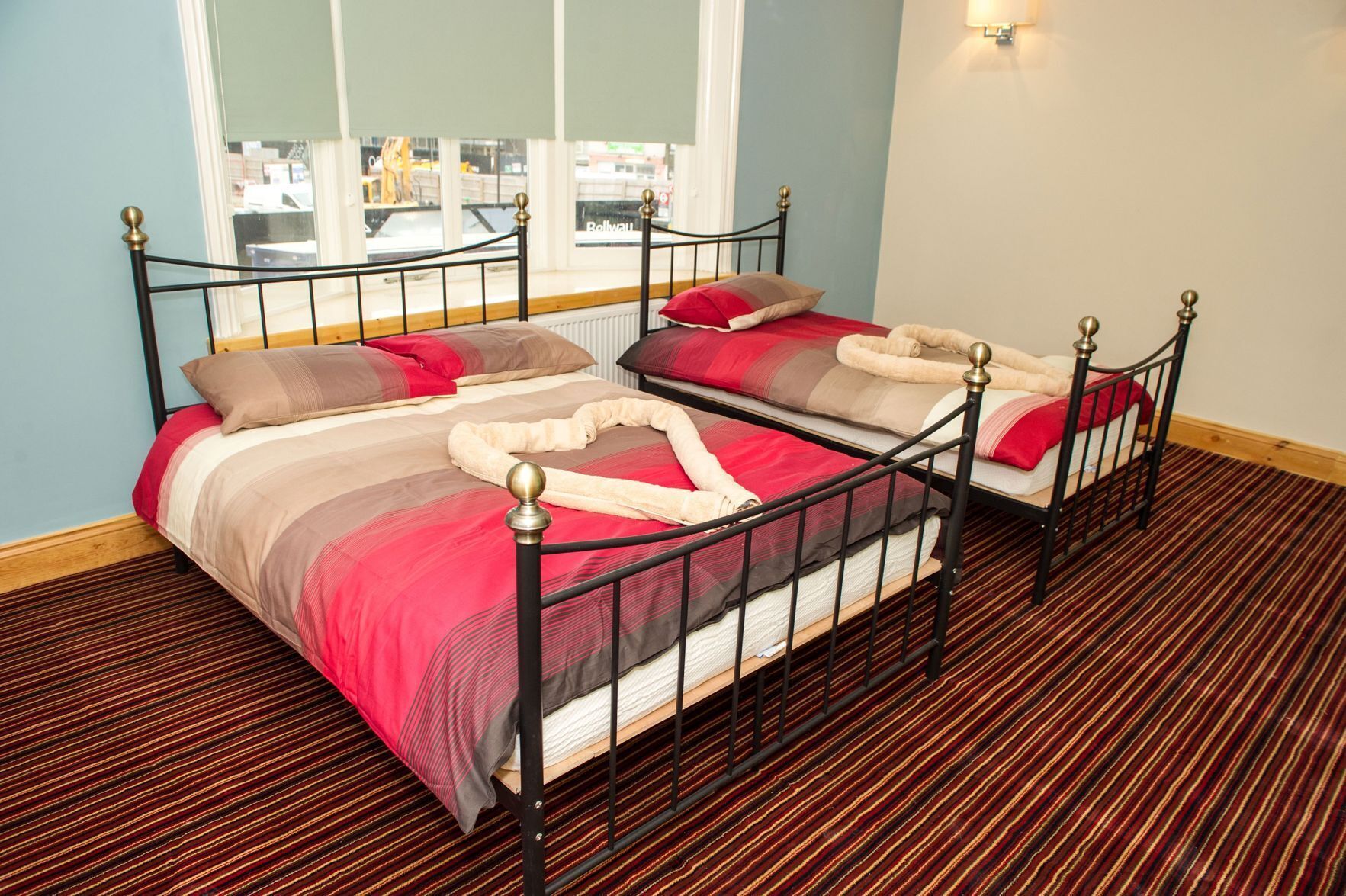 Desk, soundproofing, free WiFi, bed sheets