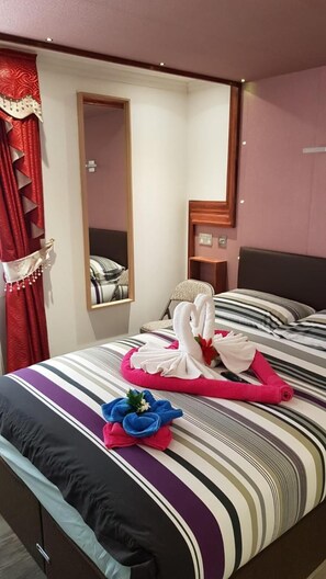 Desk, soundproofing, free WiFi, bed sheets - The Fountain (London)
