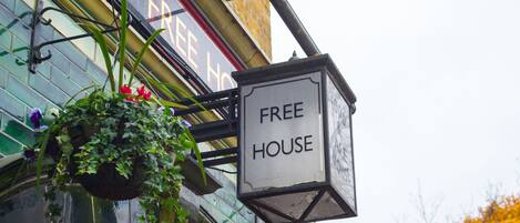 Ein Gebäude mit einem Schild, auf dem 'FREE HOUSE' steht.