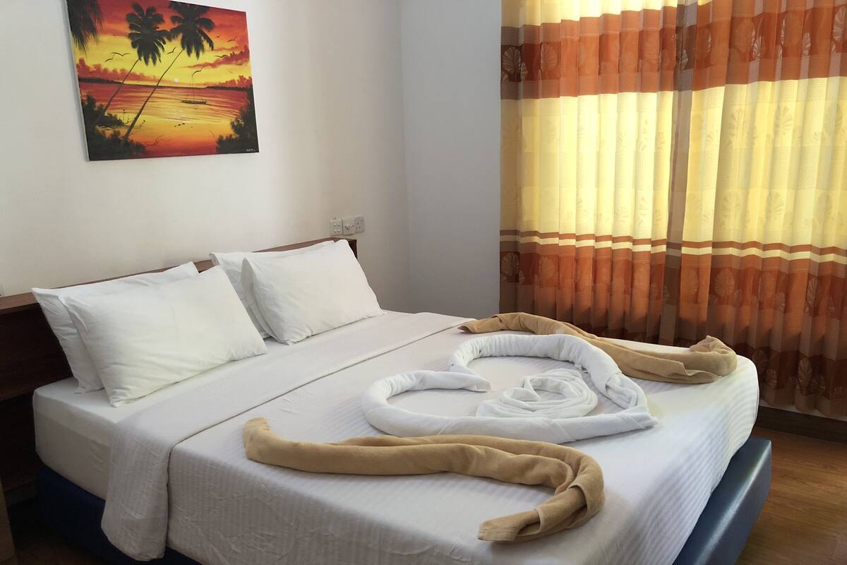 5 kamar tidur, seprai premium, brankas, dan meja kerja