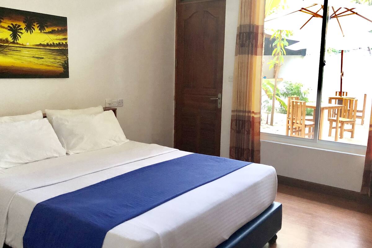 Kamar Double Deluks | 5 kamar tidur, seprai premium, brankas, dan meja kerja