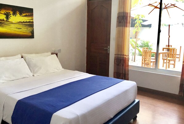 Kamar Double Deluks | 5 kamar tidur, seprai premium, brankas, dan meja kerja
