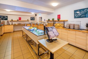Daily buffet breakfast for a fee - a&o Weimar - Hostel (Weimar)