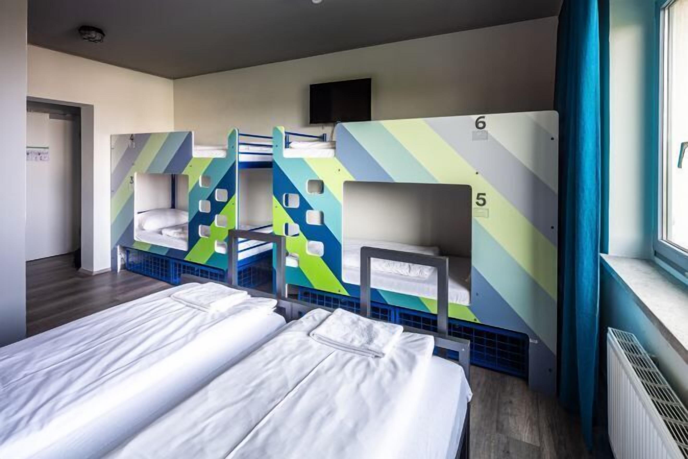 Caja fuerte, tabla de planchar con plancha, wifi gratis y ropa de cama