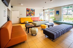 Área de estar no saguão