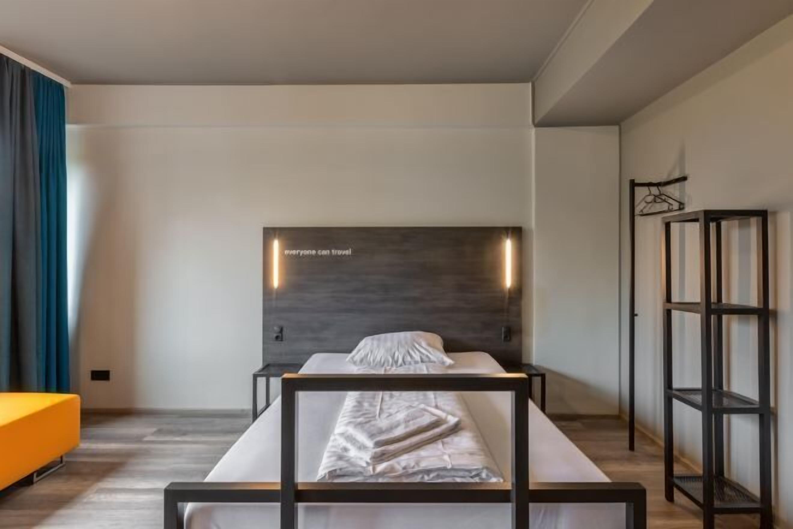 Caja fuerte, tabla de planchar con plancha, wifi gratis y ropa de cama