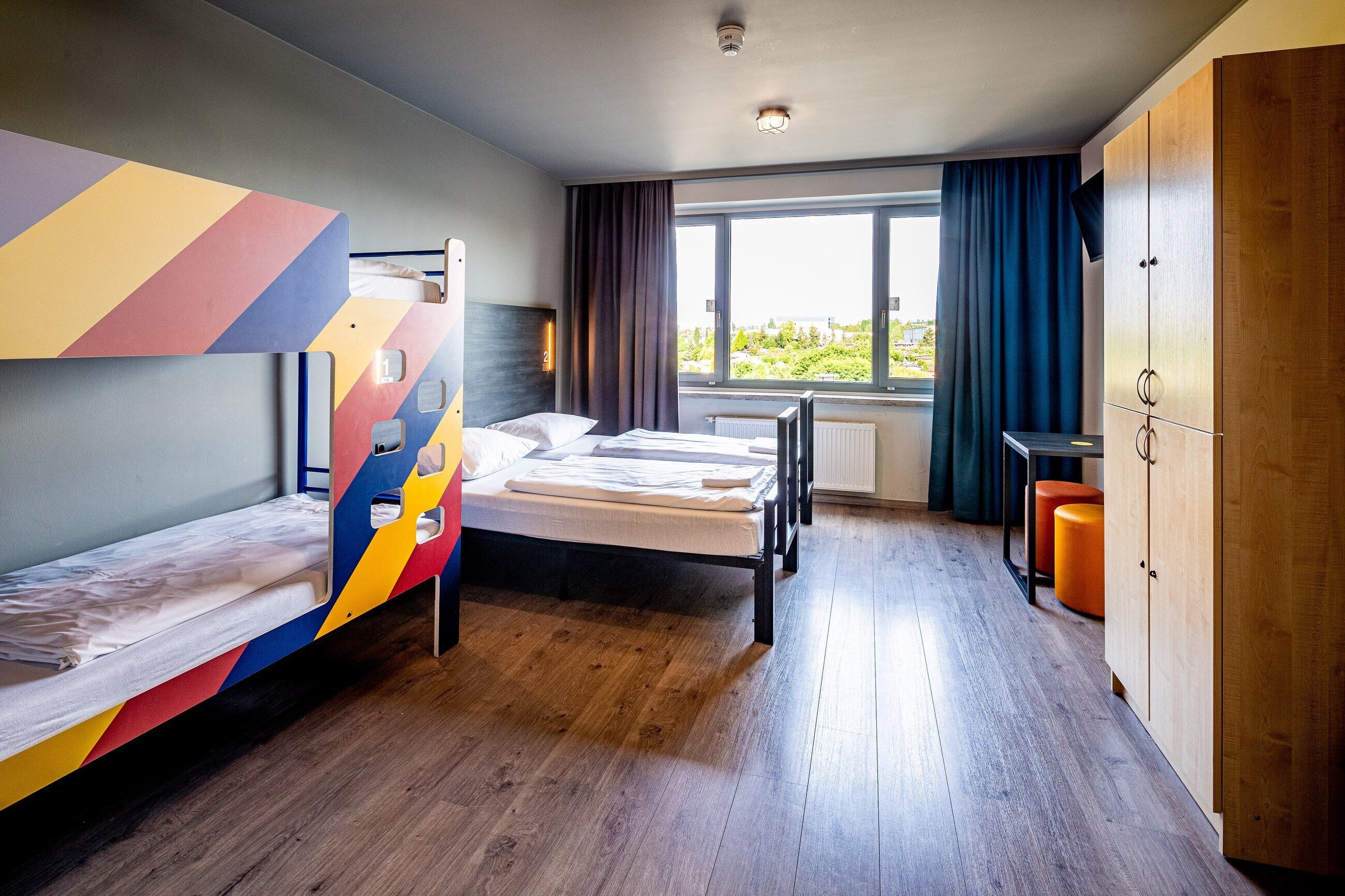 Dormitorio compartido (1 Bed in 6-Bed Dormitory Room) | Caja fuerte, tabla de planchar con plancha, wifi gratis y ropa de cama