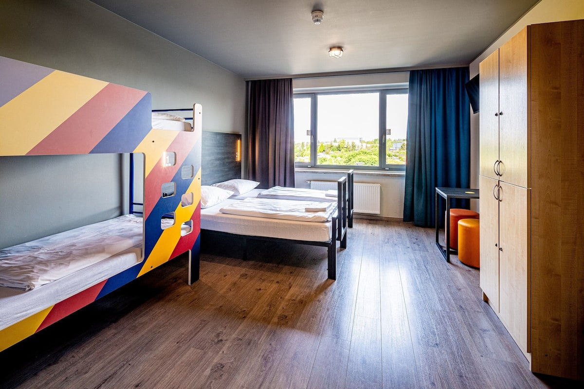 Dormitorio compartido (1 Bed in 6-Bed Dormitory Room) | Caja de seguridad en la habitación y tabla de planchar con plancha