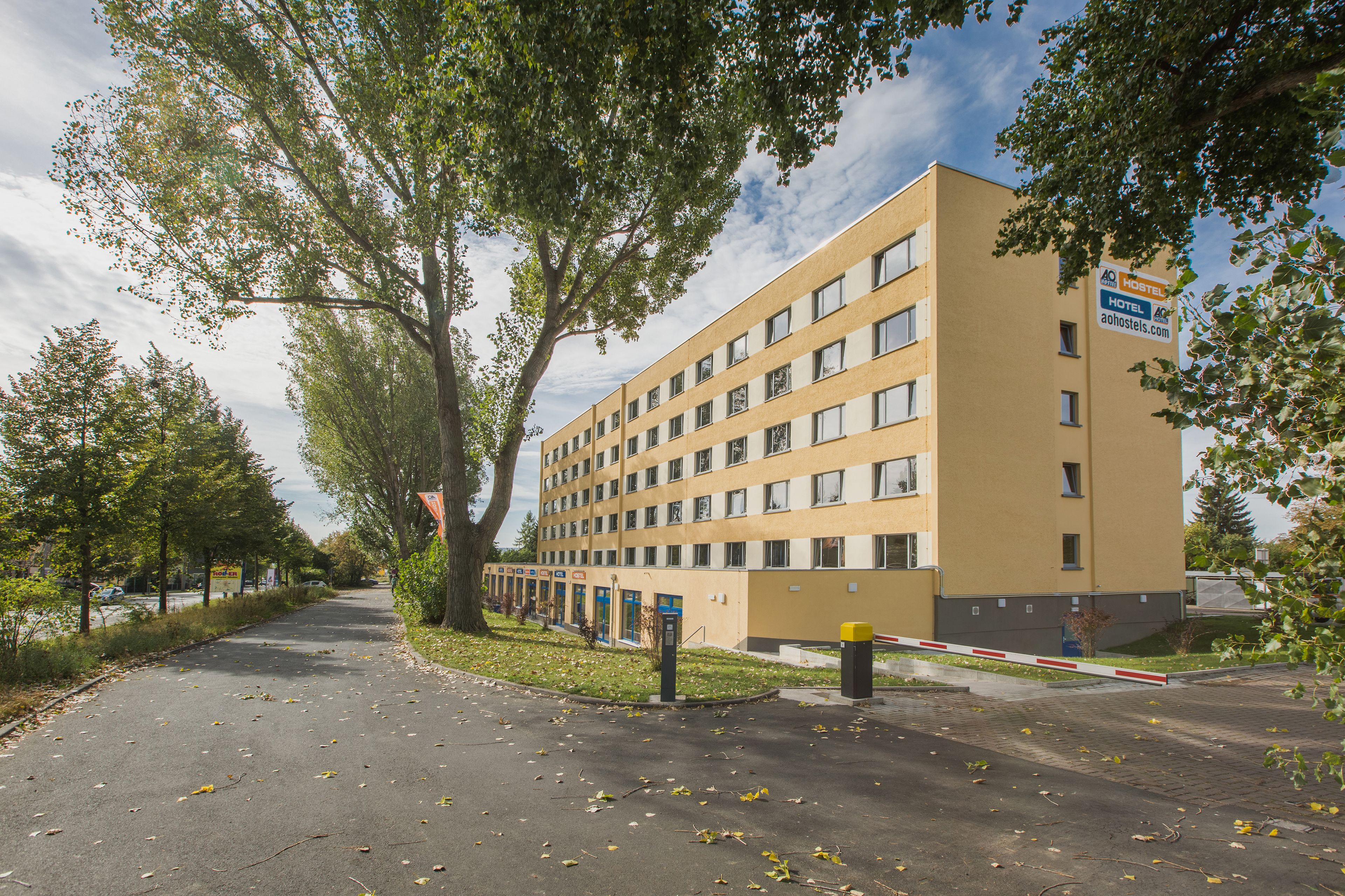 Un immeuble à plusieurs étages, sur lequel on peut voir une enseigne indiquant qu’il s’agit d’une auberge de jeunesse.
