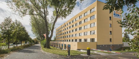 Un edificio de varios pisos con un letrero que indica que es un hostal.