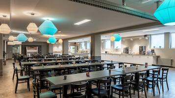 Tägliches Frühstücksbuffet (11.90 EUR pro Person)