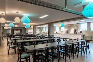 Desayuno buffet (EUR 11.90 por persona)