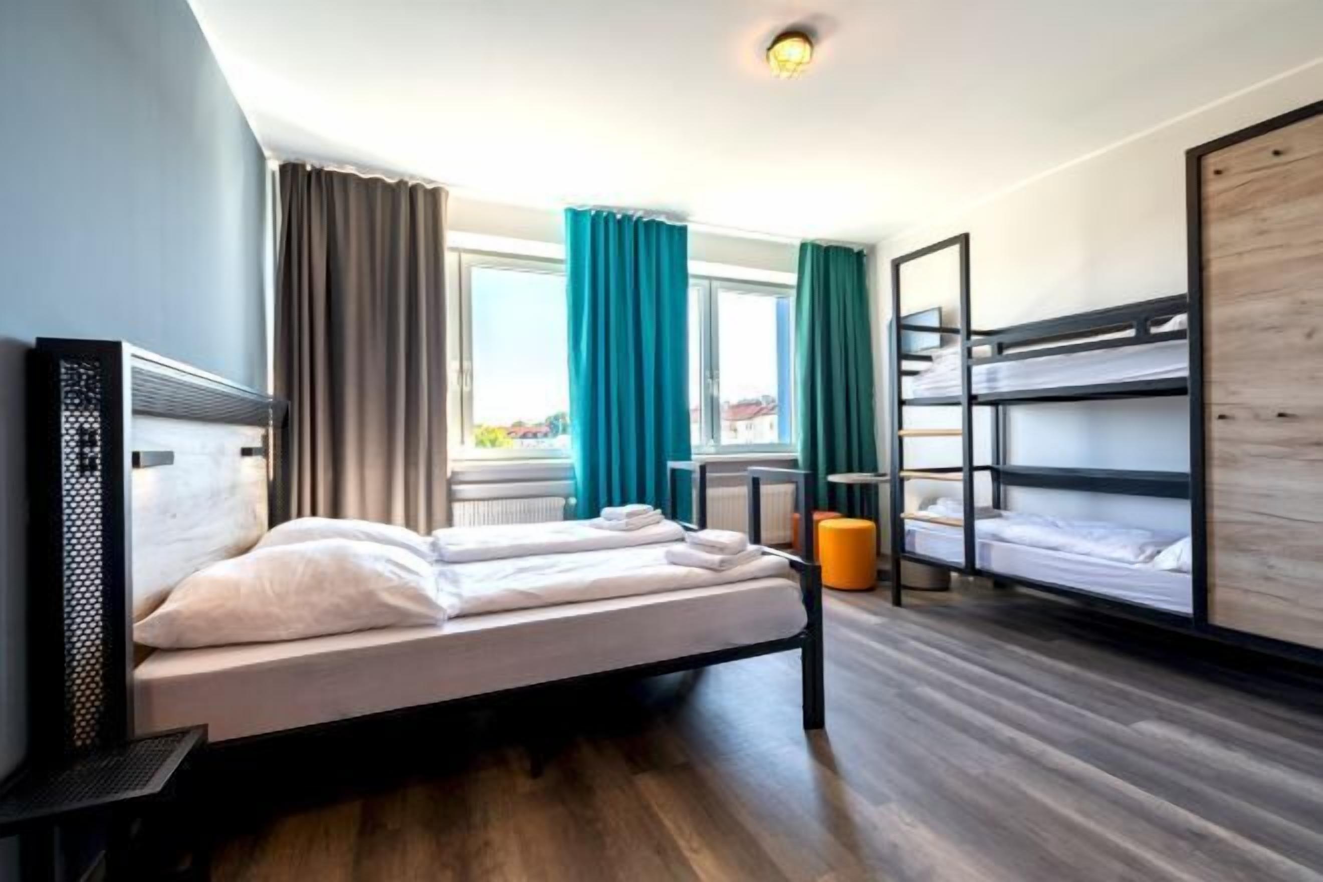 Coffres-forts dans les chambres, fer et planche à repasser