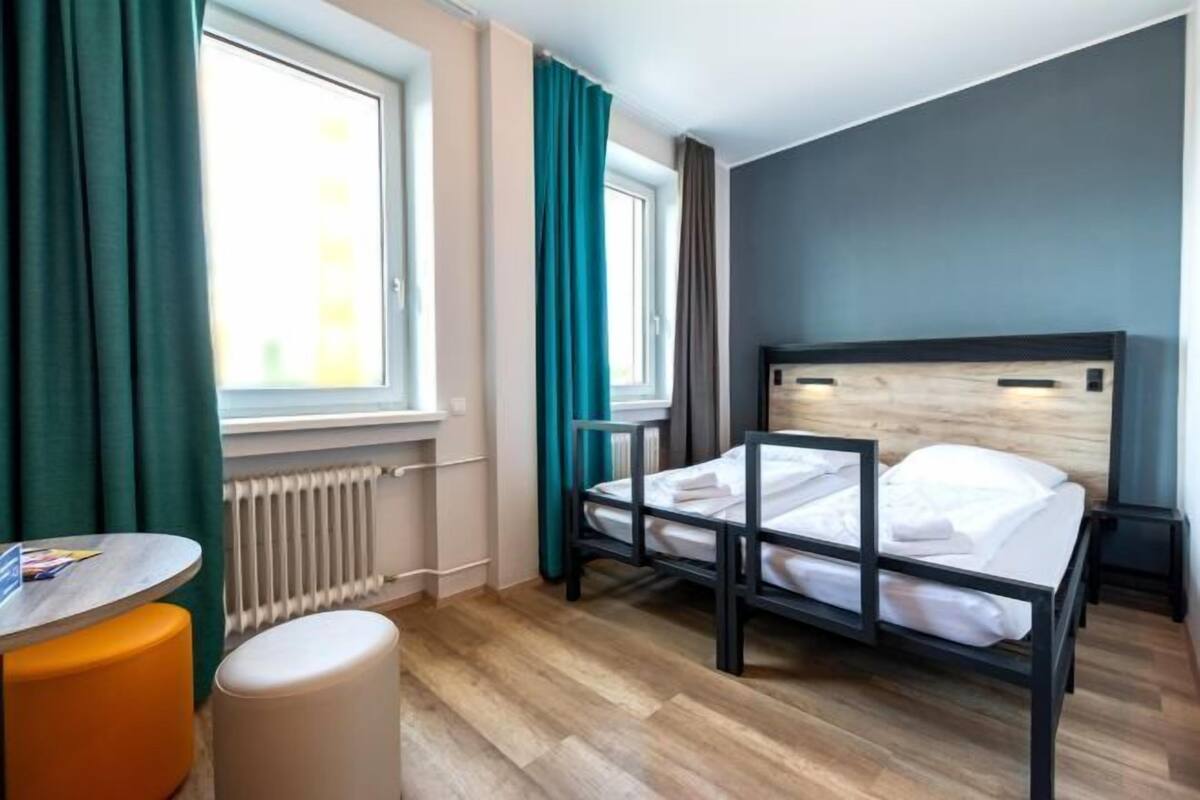 Pengeskab på værelset, strygejern/strygebræt, sengetøj