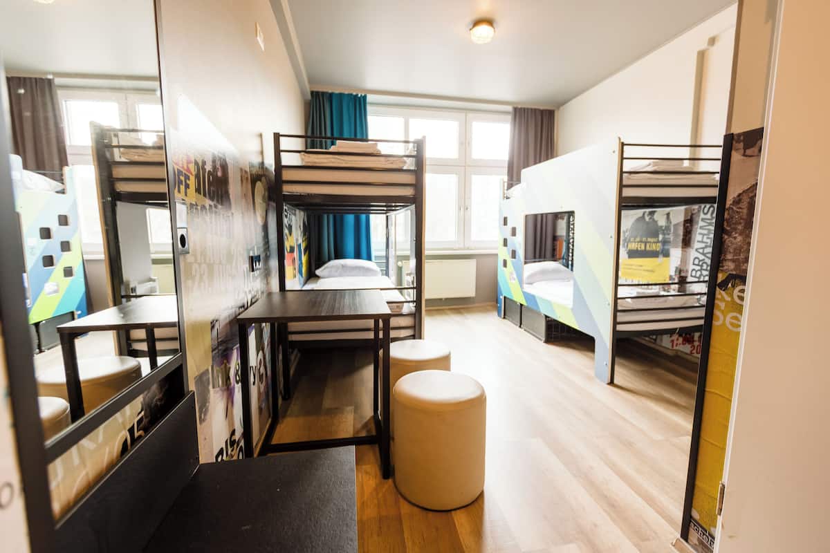 Bed in dormitory with 4 beds | Caja fuerte, tabla de planchar con plancha, ropa de cama