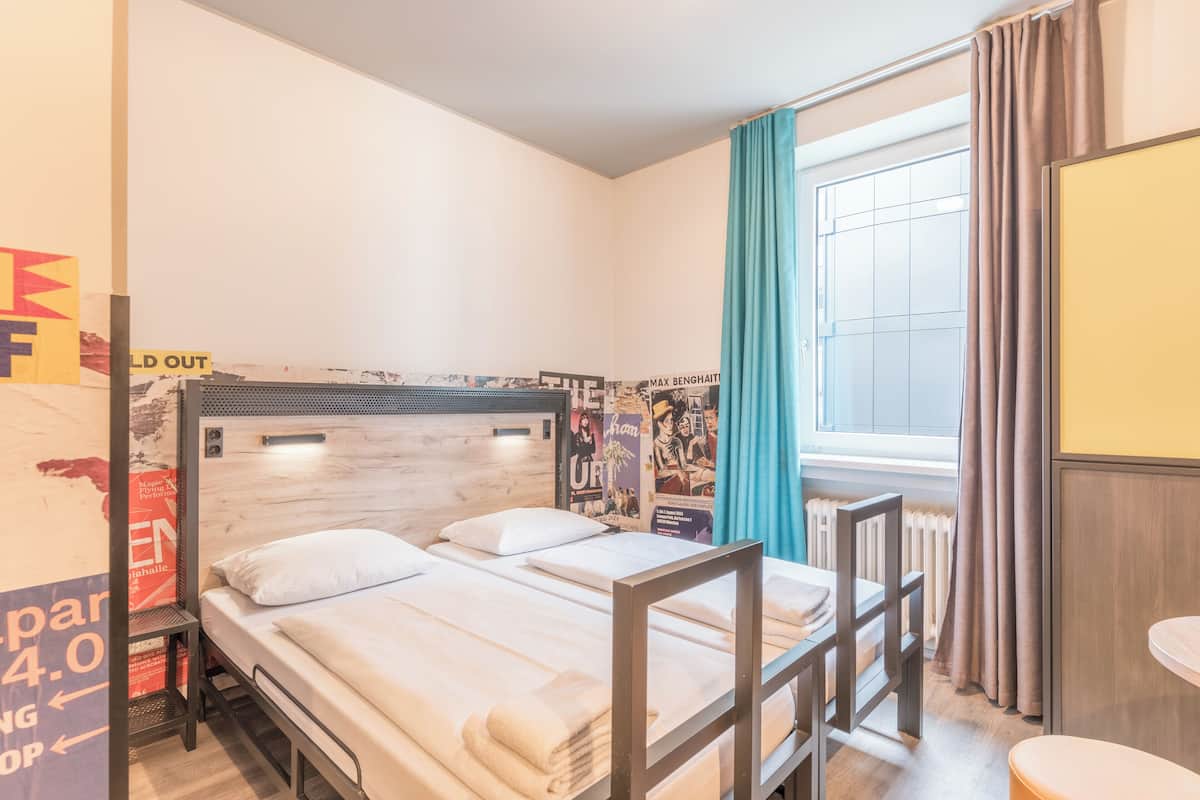 Habitación individual | Caja fuerte, tabla de planchar con plancha, ropa de cama