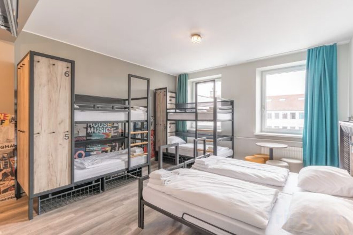 6-Bed Room
