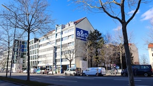 Moderni rakennus, jonka seinässä on kyltti, jossa lukee: «a&o hostels.com».