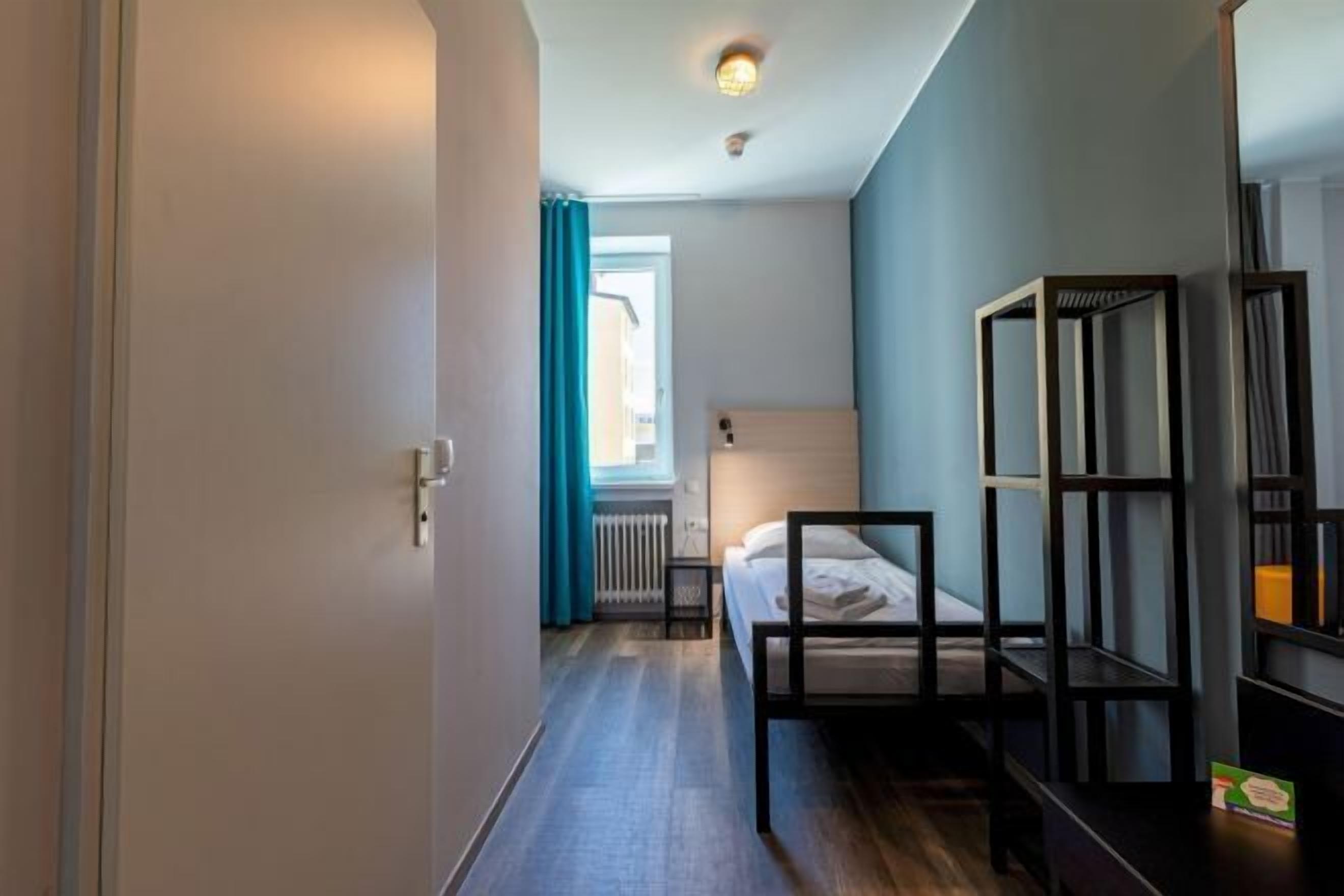 Coffres-forts dans les chambres, fer et planche à repasser