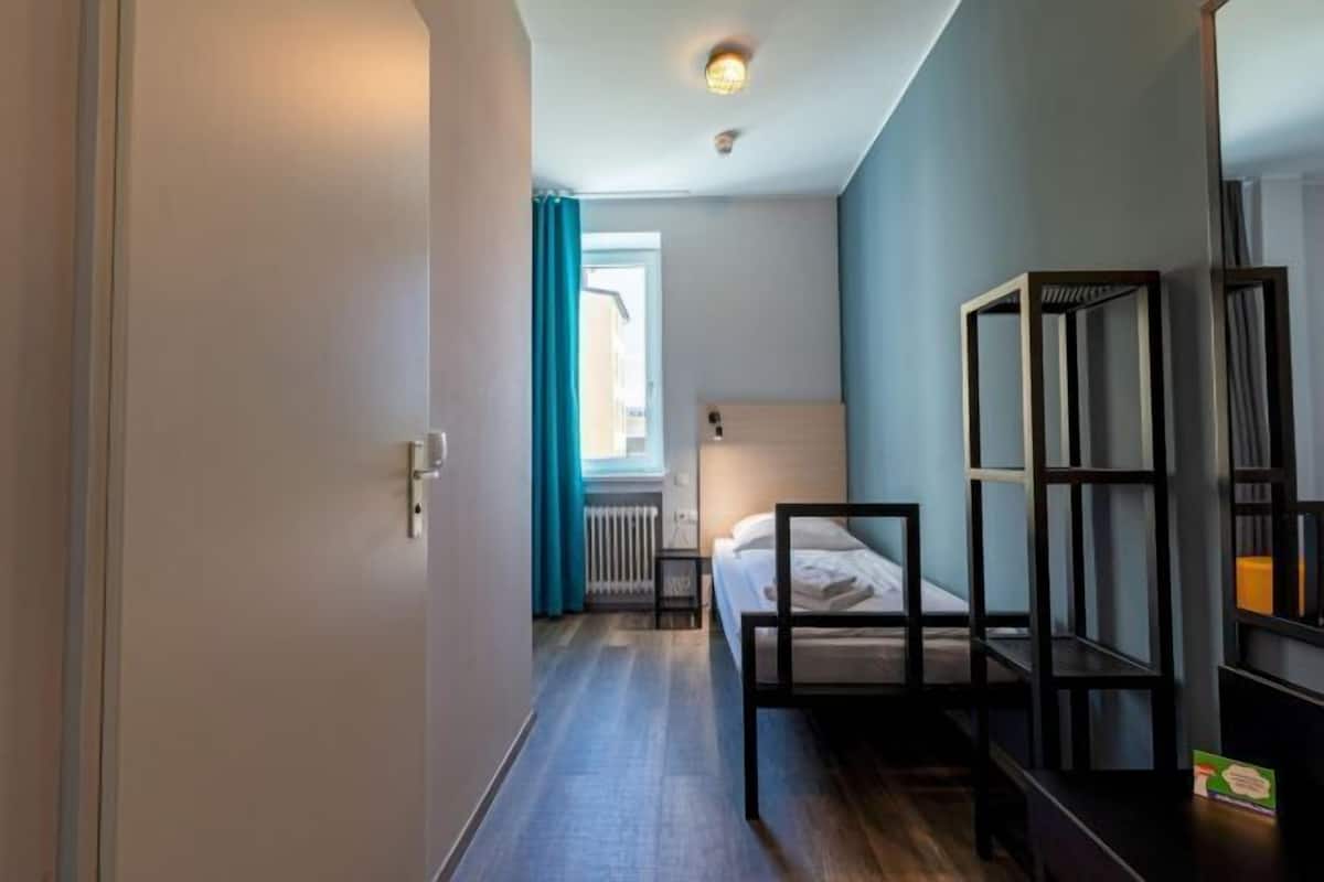 In-room safe, iron/ironing board, bed sheets