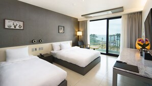 Deluxe Twin kamer, niet-roken, uitzicht op de stad | Luxe beddengoed, donsdekens, een kluis op de kamer, een bureau
