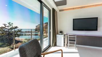Family Room | Room amenity