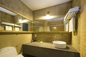 Deluxe Twin Room, Non Smoking, City View | Bathroom | Shower, rainfall showerhead, free toiletries, hair dryer